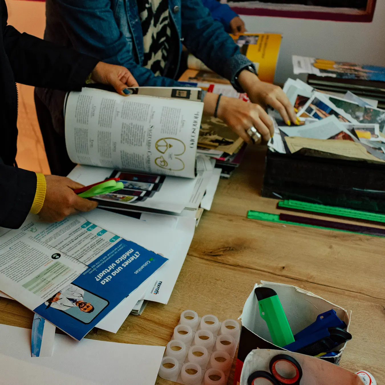 Aprenda y cree en Urraca, el taller de collage en Bogotá